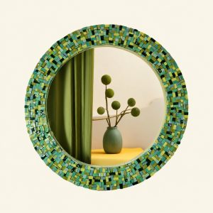 Contemplation — œuvre en mosaïque sur fond ivoire
