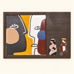 Du mur à la table — œuvre en mosaïque sur fond ivoire