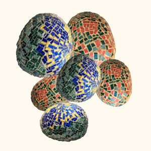 Minéral — œuvre en mosaïque sur fond ivoire